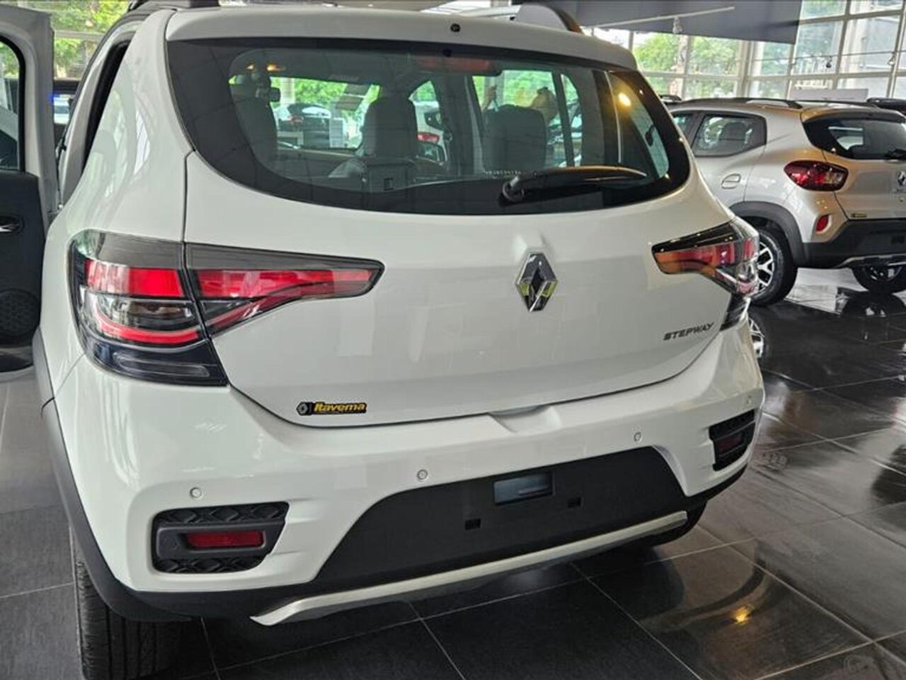 renault stepway 1.6 16v sce flex iconic xtronic wmimagem09484281046 1 Com uma boa relação custo-benefício, o Renault Stepway Iconic é um dos carros mais acessíveis com transmissão automática