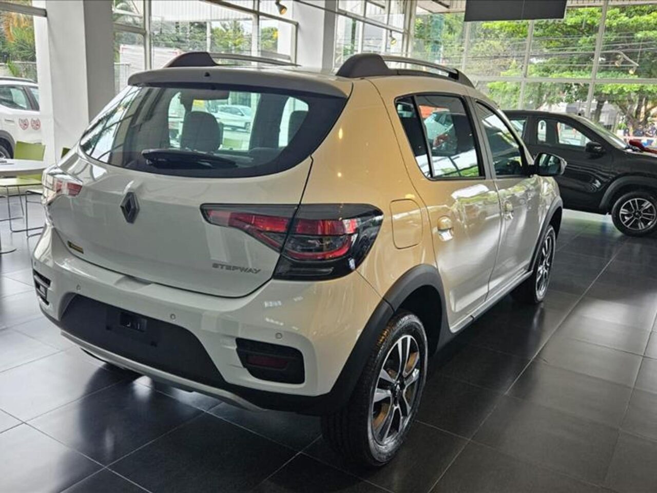 renault stepway 1.6 16v sce flex iconic xtronic wmimagem09501230094 Com uma boa relação custo-benefício, o Renault Stepway Iconic é um dos carros mais acessíveis com transmissão automática