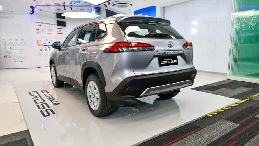 toyota corolla cross 2024 tailandia 1 Com algumas alterações no design e atualizações controversas nos equipamentos, o novo Toyota Corolla Cross 2024 também recebeu uma nova central multimídia