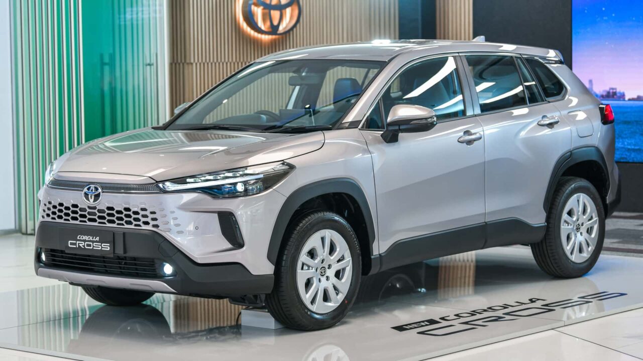 toyota corolla cross 2024 tailandia Com algumas alterações no design e atualizações controversas nos equipamentos, o novo Toyota Corolla Cross 2024 também recebeu uma nova central multimídia