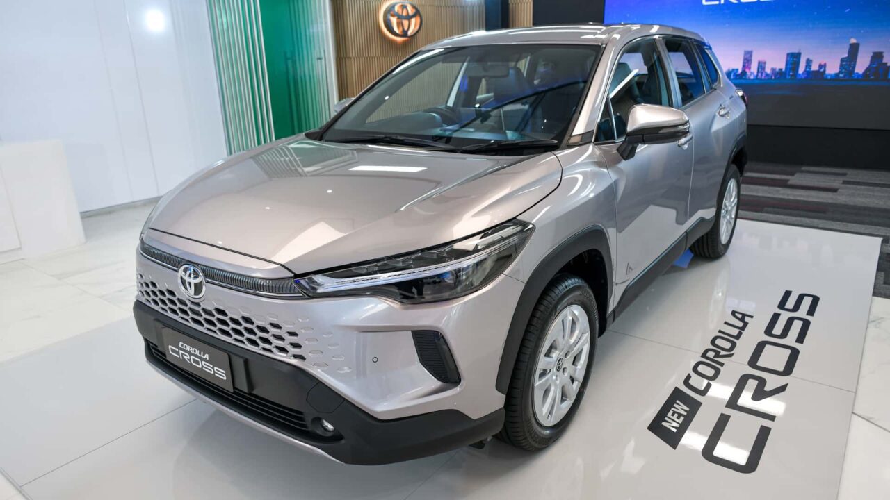 toyota corolla cross 2024 tailandia 2 Com algumas alterações no design e atualizações controversas nos equipamentos, o novo Toyota Corolla Cross 2024 também recebeu uma nova central multimídia