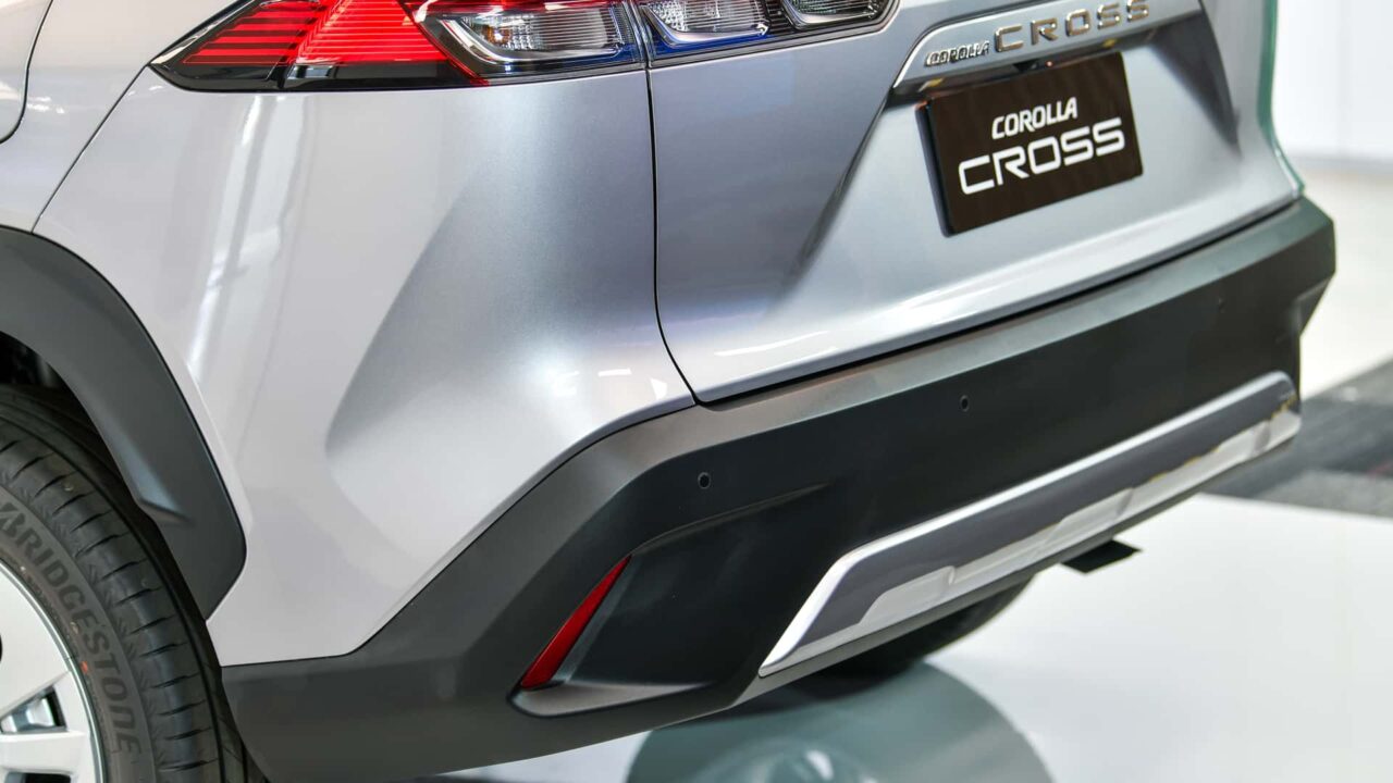 toyota corolla cross 2024 tailandia 3 Com algumas alterações no design e atualizações controversas nos equipamentos, o novo Toyota Corolla Cross 2024 também recebeu uma nova central multimídia