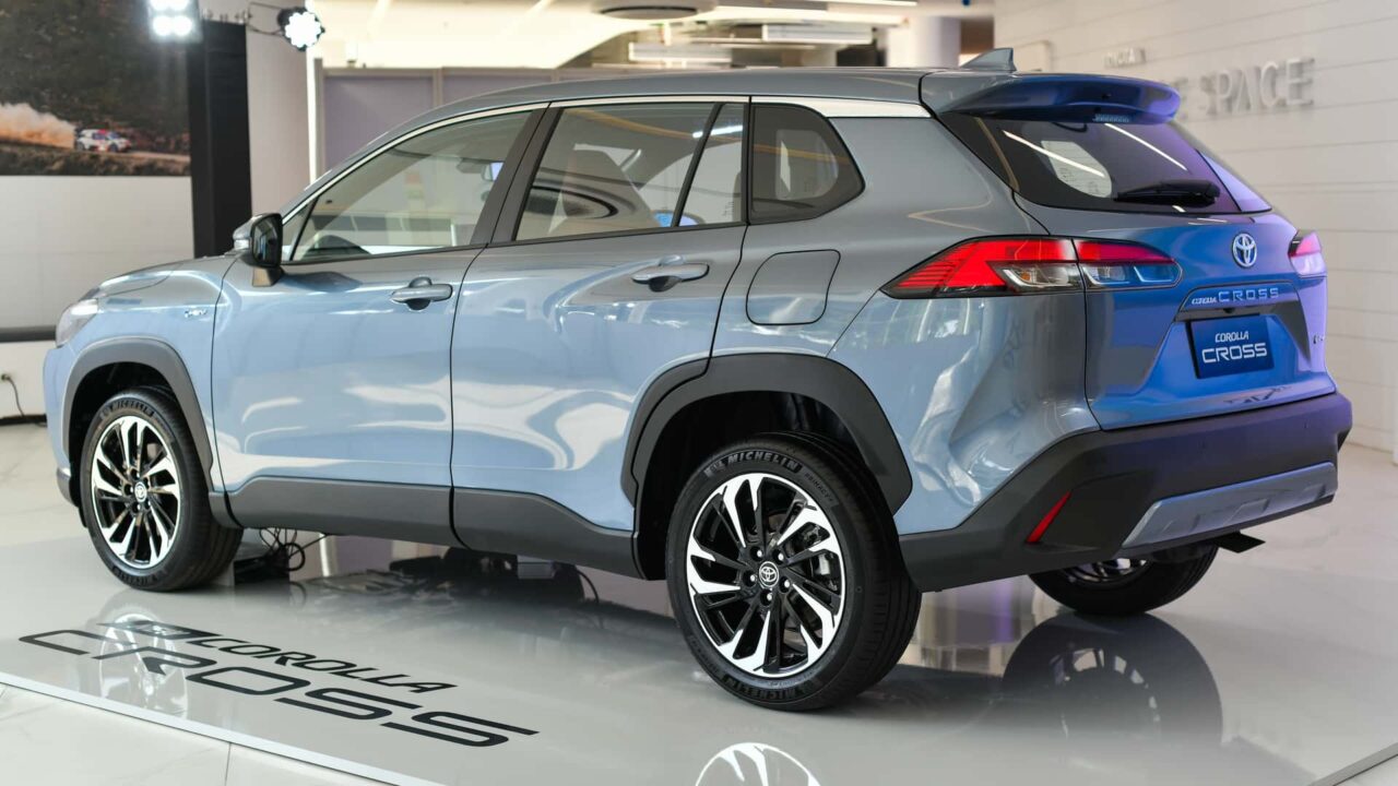 toyota corolla cross 2024 tailandia 5 Com algumas alterações no design e atualizações controversas nos equipamentos, o novo Toyota Corolla Cross 2024 também recebeu uma nova central multimídia