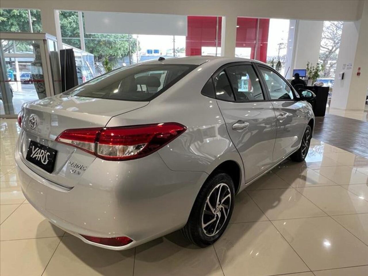 toyota yaris 1.5 16v flex sedan xls multidrive wmimagem14424409174 1 Com uma lista de equipamentos completa, o Toyota Yaris Sedan XLS 2024 representa a versão mais sofisticada da linha