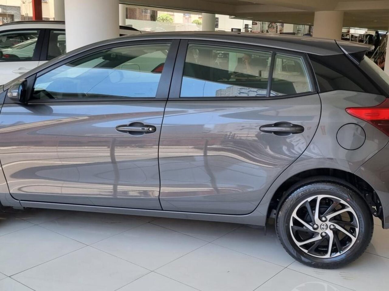 toyota yaris 1.5 16v flex xls multidrive wmimagem1155472124 Com uma lista completa de equipamentos e ótimo custo-benefício, o Toyota Yaris Hatch XLS representa a versão topo de linha do modelo no mercado nacional