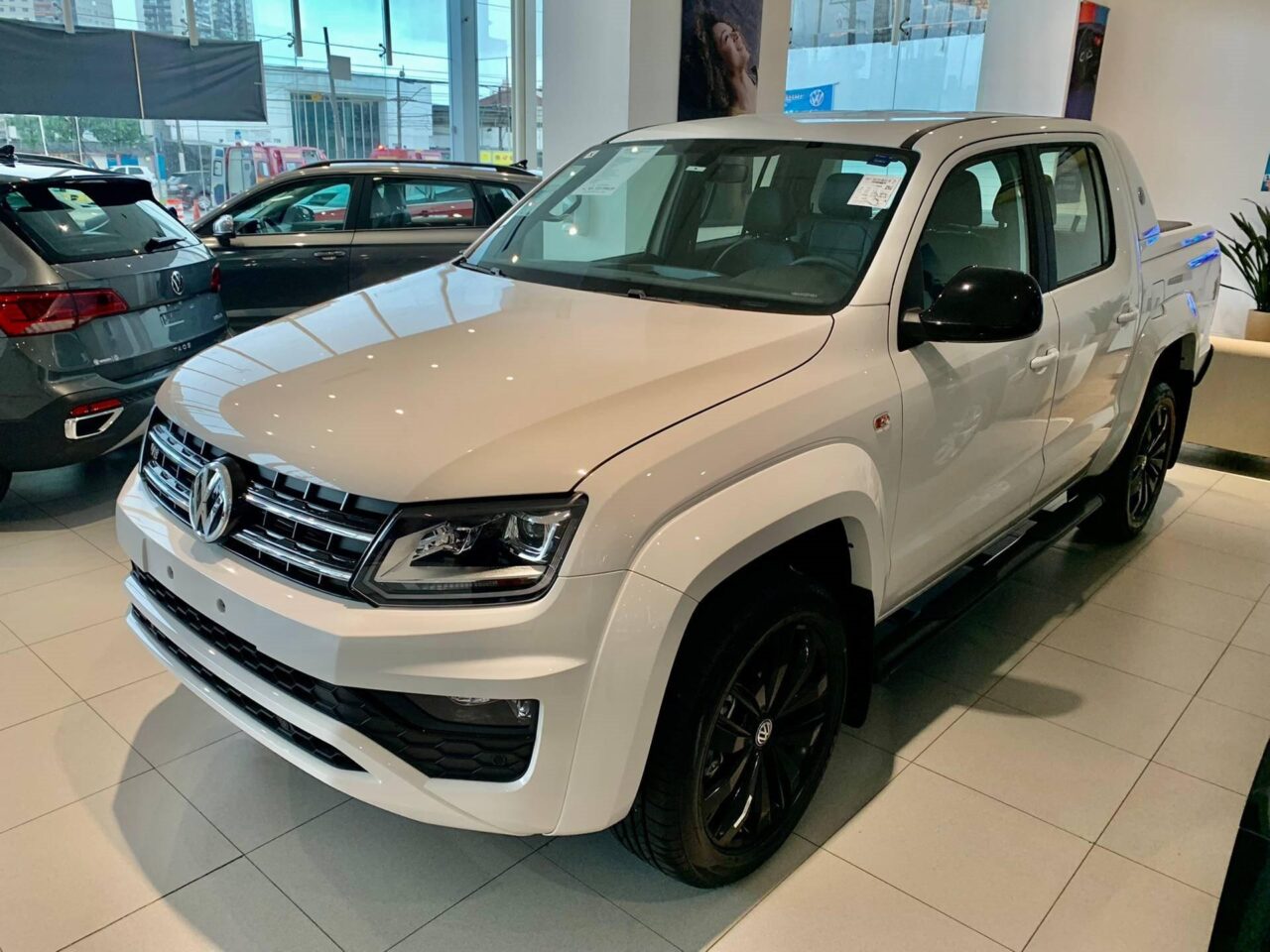 volkswagen amarok 3.0 v6 tdi diesel highline extreme cd 4motion automatico wmimagem14364072812 Com uma boa capacidade de carga e uma lista de equipamentos robusta, a Volkswagen Amarok Comfortline representa a versão de entrada da picape no mercado nacional