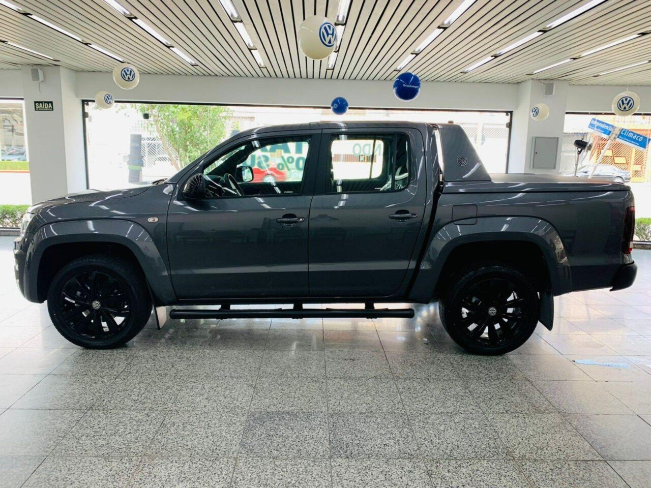 volkswagen amarok 3.0 v6 tdi diesel highline extreme cd 4motion automatico wmimagem15082944466 1 Com uma boa capacidade de carga e uma lista de equipamentos robusta, a Volkswagen Amarok Comfortline representa a versão de entrada da picape no mercado nacional