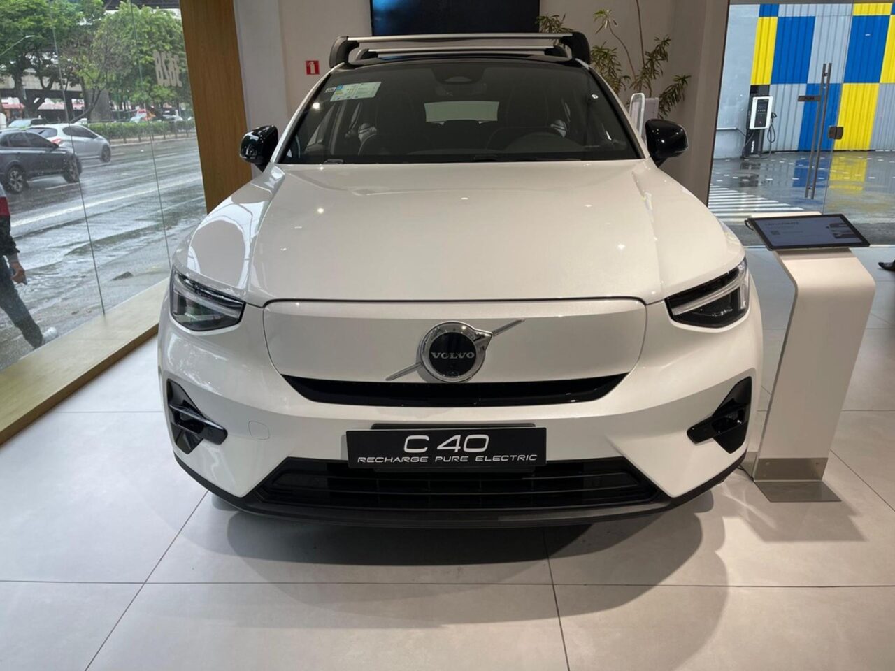 volvo c40 p8 recharge twin electric ultimate awd wmimagem09250058561 Com motorização elétrica e boa autonomia, o Volvo C40 Recharge Plus 2024 representa uma excelente opção no segmento, embora seu preço seja elevado