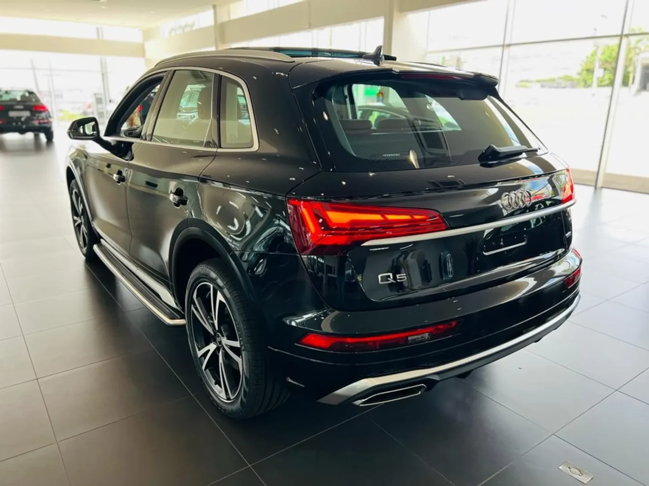 audi q5 2 0 45 tfsi gasolina sline quattro s tronic wmimagem13330823324 Com três versões de acabamento disponíveis no mercado nacional, o Audi Q5 apresenta bom desempenho e uma ampla lista de equipamentos, porém possui um preço consideravelmente alto