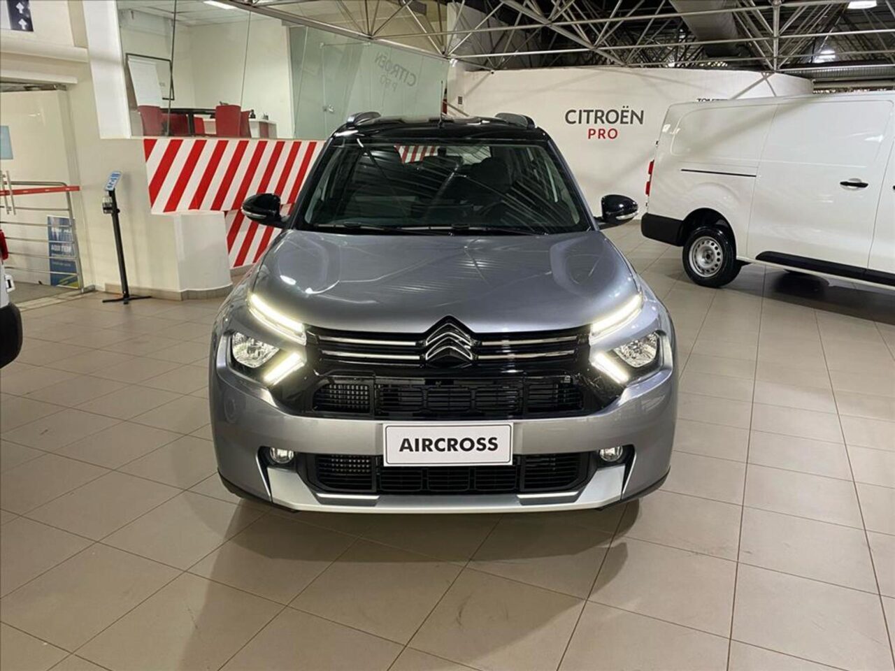 citroen c3 aircross 1.0 turbo 200 flex shine 7l cvt wmimagem14125889391 1 Com capacidade para acomodar até sete ocupantes, o Citroën C3 Aircross 7 Feel 2024 destaca-se como uma das opções mais acessíveis do mercado que oferecem tantos lugares