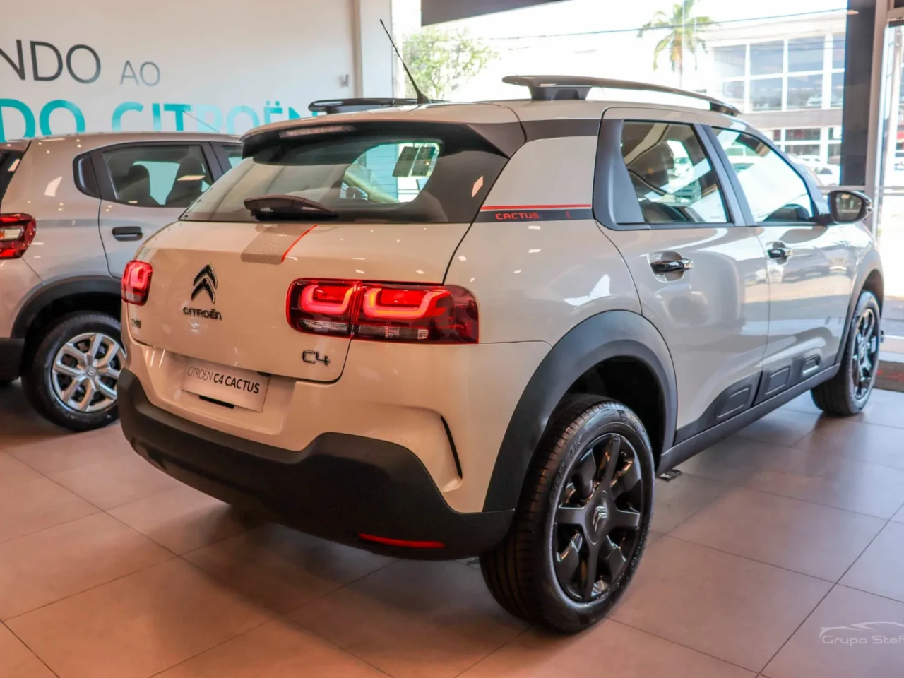 citroen c4 cactus 1 6 thp flex noir eat6 wmimagem18370599124 Com uma ampla lista de equipamentos e um visual diferenciado, o Citroën C4 Cactus Noir é uma boa opção, apesar de seu preço elevado