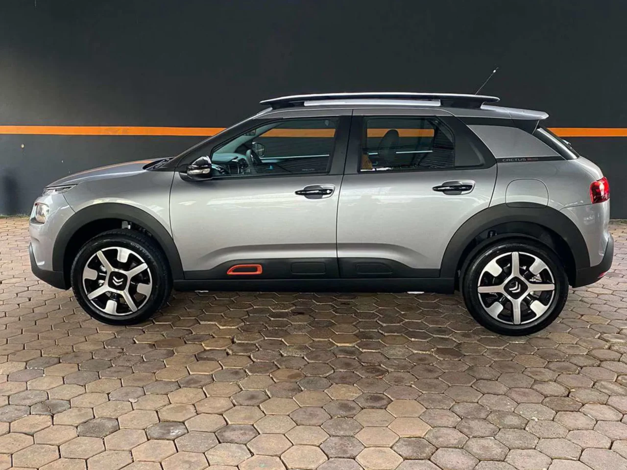 citroen c4 cactus 1 6 thp flex shine pack eat6 wmimagem12501493640 1 Com uma lista completa de equipamentos, o Citroën C4 Cactus Shine 2024 oferece uma excelente relação custo-benefício e conta com motor turbo