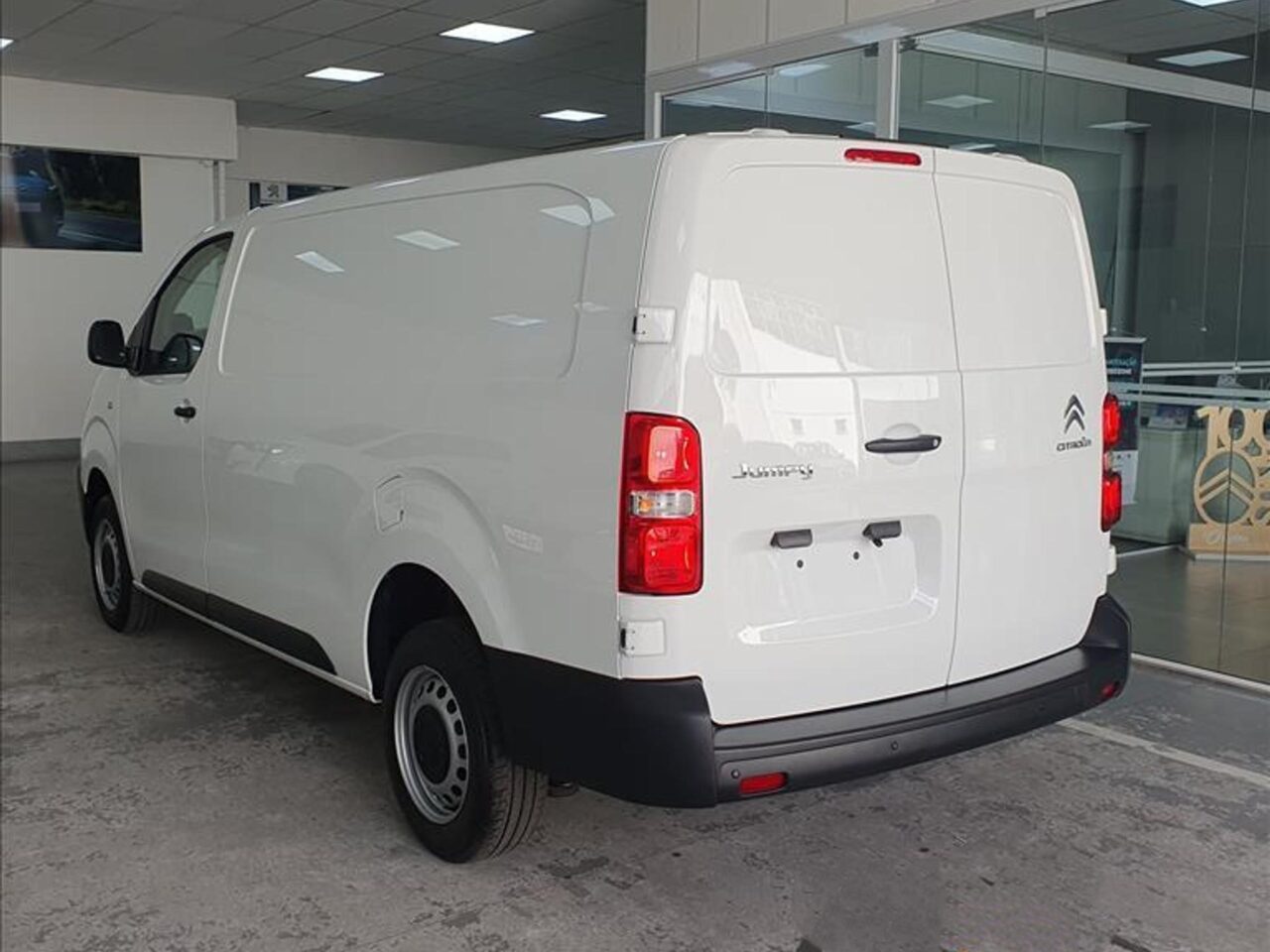 citroen jumpy 1.5 bluehdi diesel cargo manual wmimagem11563265498 Com excelente capacidade de carga, o Citroën Jumpy Cargo 2024 apresenta uma ampla lista de equipamentos e um motor turbo diesel eficiente