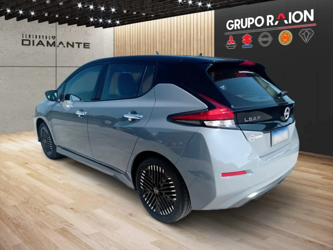 nissan leaf b12p 40 eletrico wmimagem14363696392 Com uma ampla lista de equipamentos e motorização elétrica, o Nissan Leaf também possui uma autonomia de 272 km