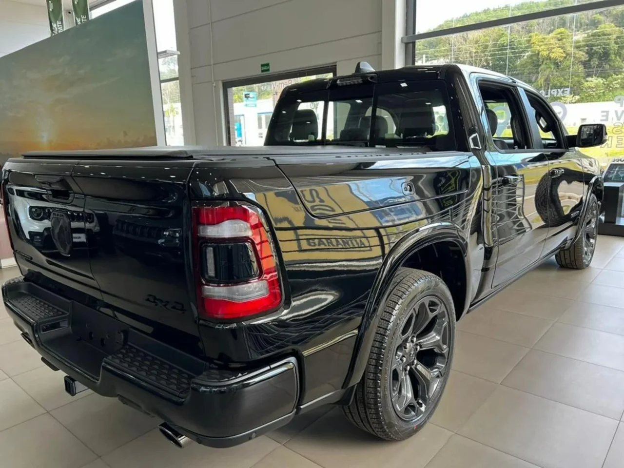 ram 1500 5 7 v8 gasolina limited cd 4x4 automatico wmimagem14324157834 1 Com grande robustez em desempenho e capacidade de carga, a Ram 1500 Rebel apresenta bons atributos, embora tenha um preço bastante elevado