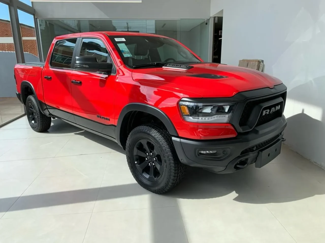 ram 1500 5 7 v8 gasolina rebel cd 4x4 automatico wmimagem19425384829 1 Com grande robustez em desempenho e capacidade de carga, a Ram 1500 Rebel apresenta bons atributos, embora tenha um preço bastante elevado