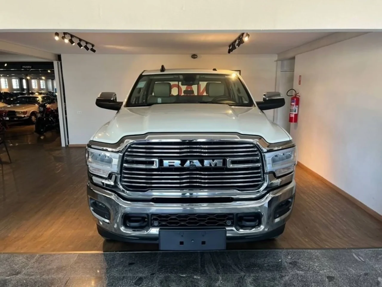 ram 3500 6 7 i6 turbo diesel laramie cd 4x4 automatico wmimagem12272019638 1 Com uma robusta capacidade de carga e ampla lista de equipamentos, a Ram 3500 Laramie 2024 tem bons atributos, mas o preço é bem alto