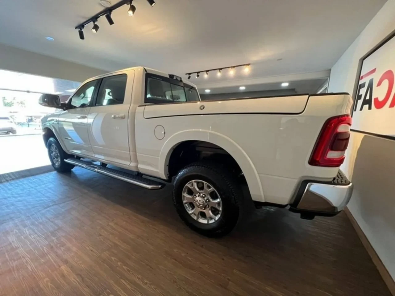 ram 3500 6 7 i6 turbo diesel laramie cd 4x4 automatico wmimagem12272096411 Com uma robusta capacidade de carga e ampla lista de equipamentos, a Ram 3500 Laramie 2024 tem bons atributos, mas o preço é bem alto