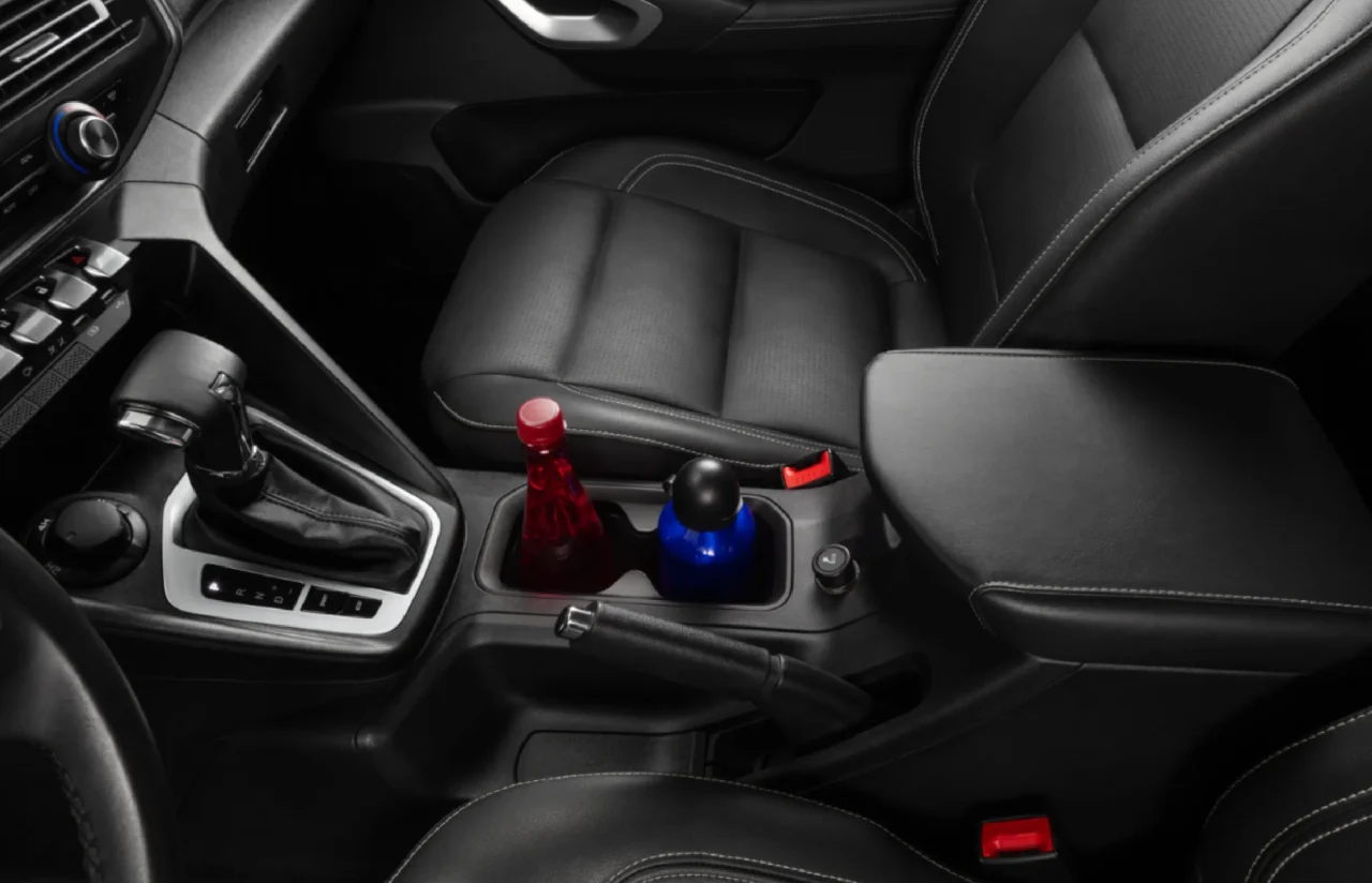 titano console interno@3x 1 Com uma ampla lista de equipamentos e motorização turbodiesel, a Fiat Titano Ranch possui bons atributos e chega para competir fortemente no mercado