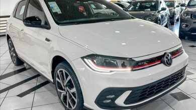 Sem muitas alterações, o VW Polo mantém sua posição de liderança no ranking dos carros mais vendidos. O Hyundai HB20 ocupa o segundo lugar, enquanto a Fiat Strada permanece em terceiro.