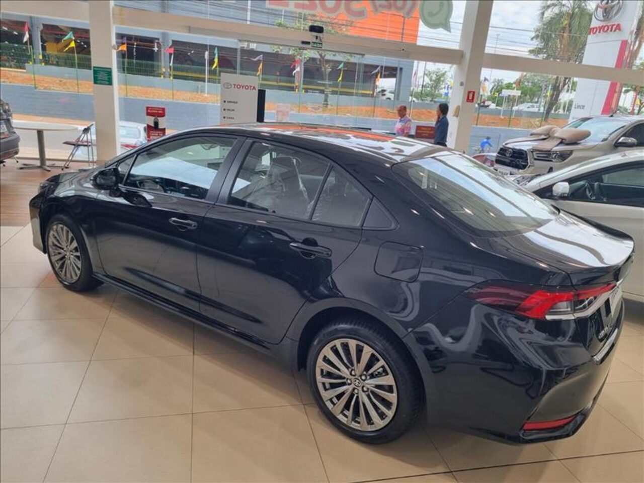 toyota corolla 2.0 vvtie flex xei direct shift wmimagem11270701019 1 Com motorização híbrida e desempenho adequado, o Toyota Corolla Altis Hybrid também apresenta uma boa lista de equipamentos