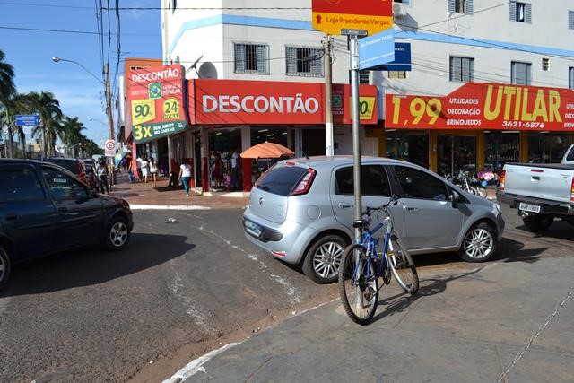 O que diz a lei sobre estacionar na esquina? É passível de multa? O veículo pode ser removido do local?