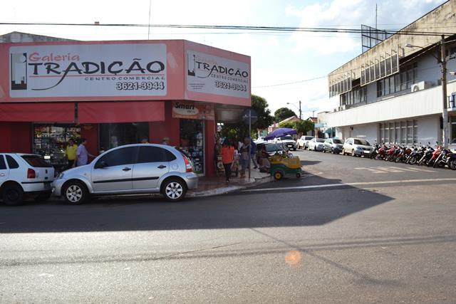 O que diz a lei sobre estacionar na esquina? É passível de multa? O veículo pode ser removido do local?