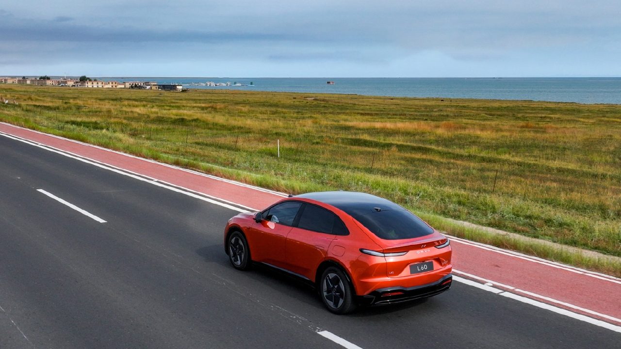 Onvo L60 atinge 20 mil unidades entregues em três meses, mas Tesla Model Y segue à frente na China