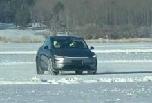 Tesla Model Y reestilizado, 'Juniper', surge sem camuflagem em testes de inverno na China