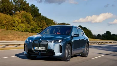 2026 BMW iX 02 1536x1024 1 Com novidades, como uma nova versão de entrada e melhorias na autonomia e na potência, a BMW apresentou a atualização do seu SUV elétrico iX para 2026