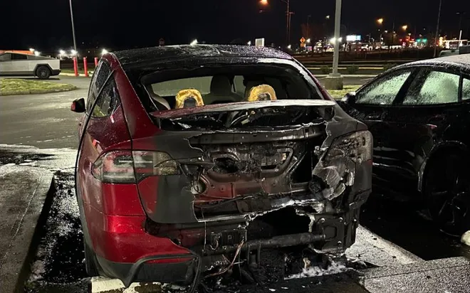 Tesla Model X é destruído em incêndio criminoso em concessionária nos Estados Unidos