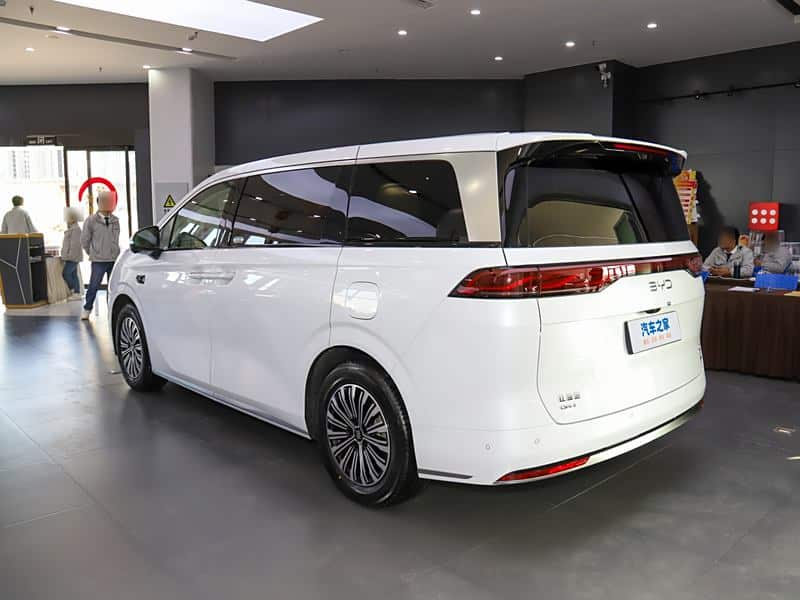 BYD lança minivan Xia com tecnologia híbrida plug-in e foco em conforto