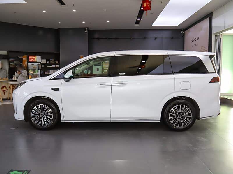 BYD lança minivan Xia com tecnologia híbrida plug-in e foco em conforto