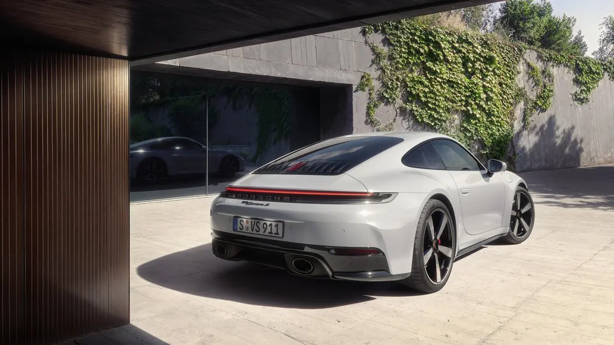 Porsche 911 Carrera S chega ao Brasil com motor de 480 cv a partir de R$ 1.080.000