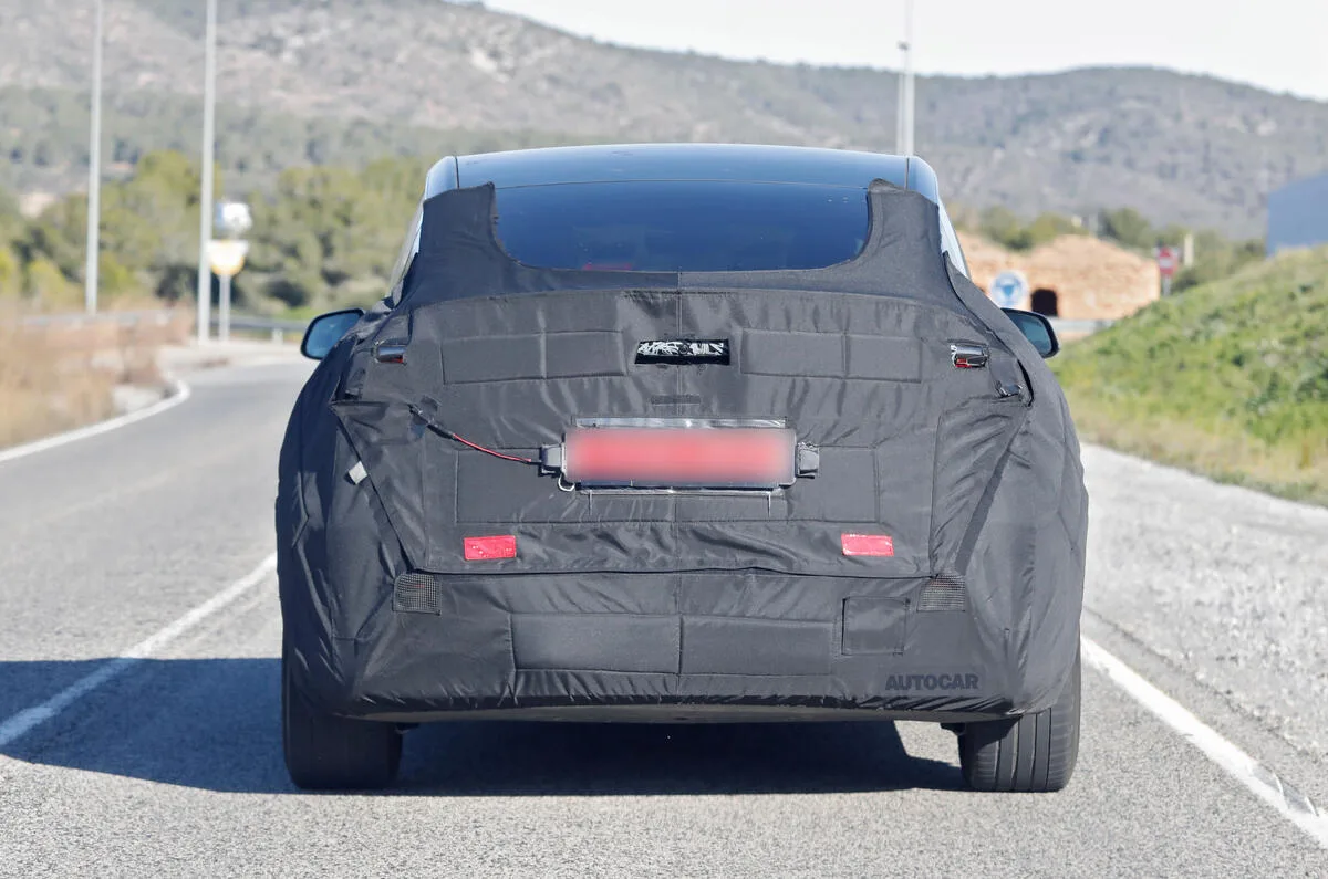 Tesla Model Y reestilizado é flagrado em testes com visual renovado