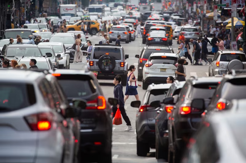 Nova York implementa pedágio urbano em Manhattan para combater congestionamento e poluição