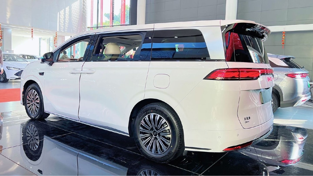 Minivan híbrida BYD Xia chega às concessionárias chinesas