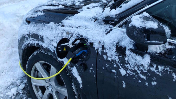 Teste de autonomia de elétricos na Noruega revela disparidades em condições de inverno