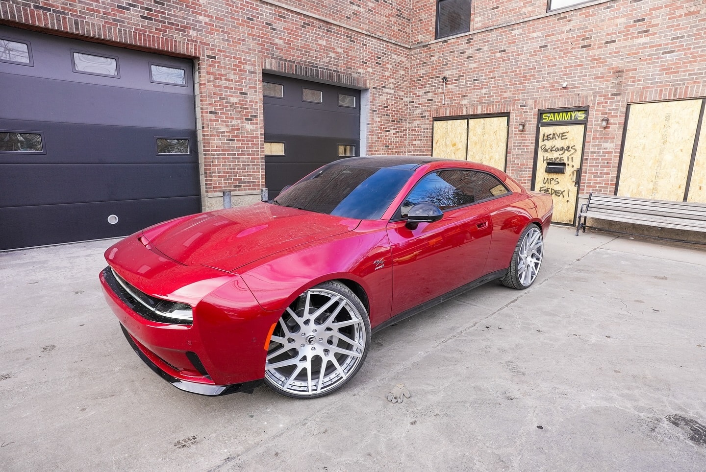 Dodge Charger Daytona já ganha personalizações com rodas de 26 polegadas