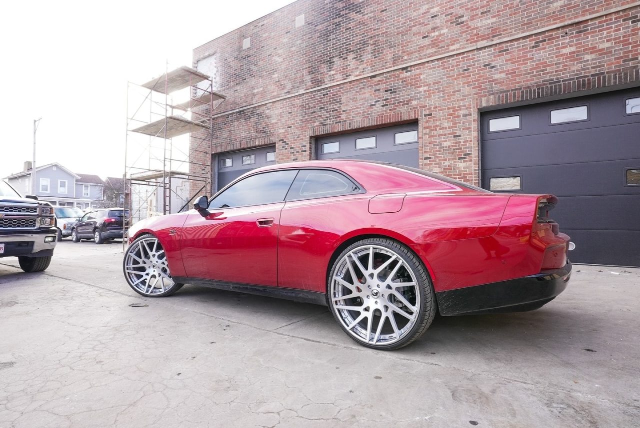 Dodge Charger Daytona já ganha personalizações com rodas de 26 polegadas