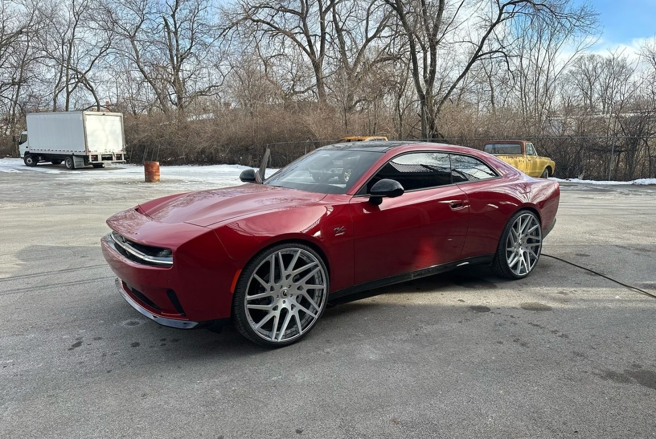 Dodge Charger Daytona já ganha personalizações com rodas de 26 polegadas