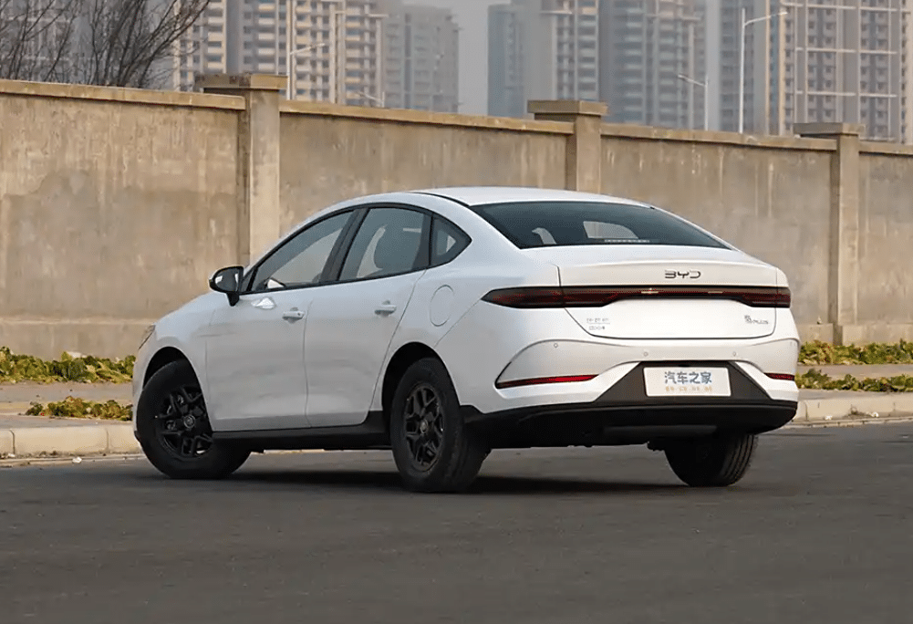 BYD Qin Plus DM-i 2025 chega ao mercado chinês com nova tecnologia híbrida