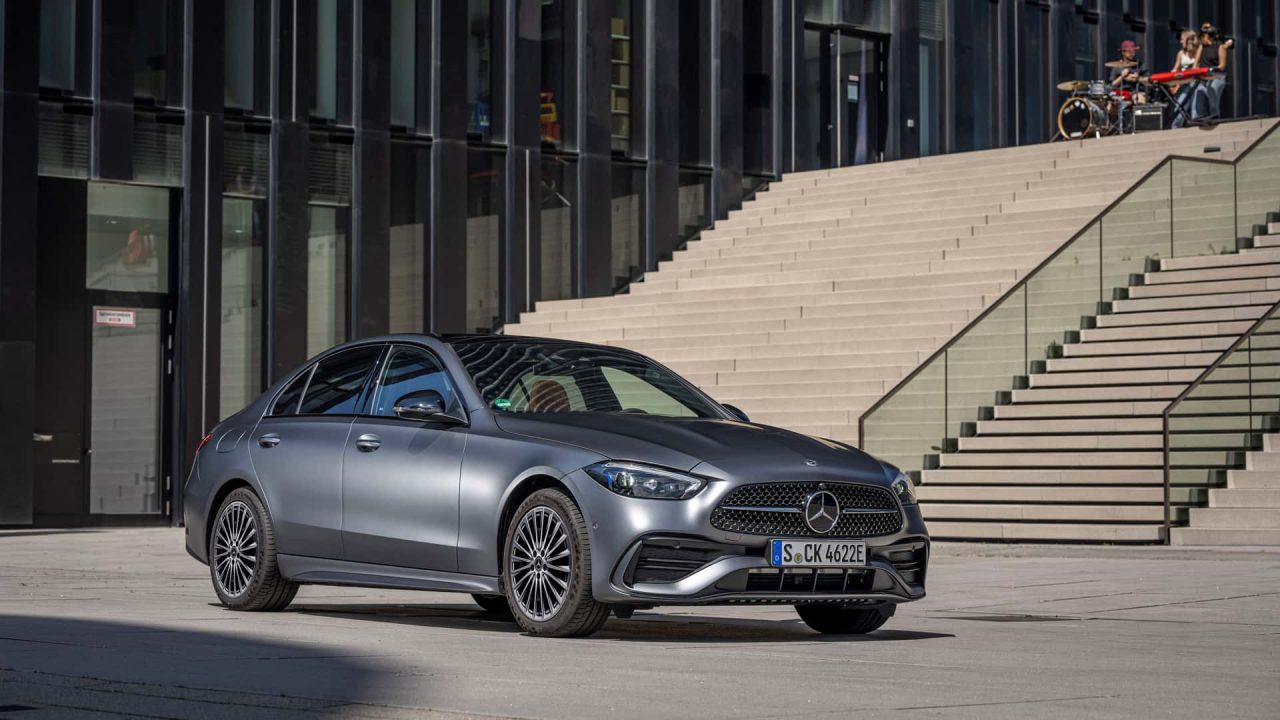 Mercedes-Benz Classe C chega a linha 2025 com preços a partir de R$ 384.900