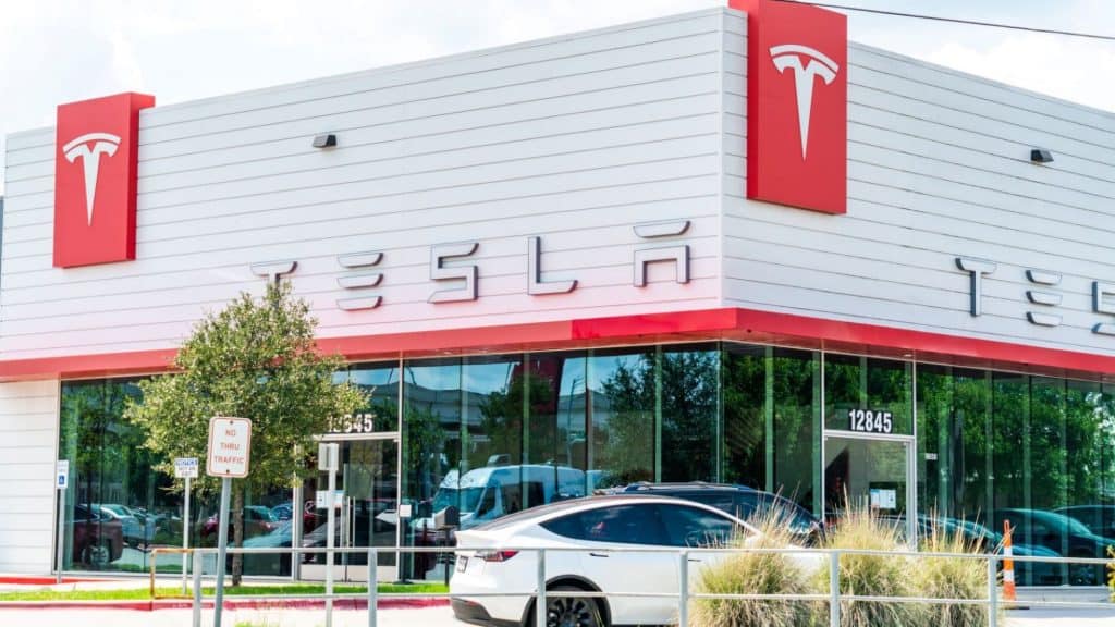 Tesla lidera recalls nos EUA em 2024 e convoca mais veículos por falha na câmera de ré