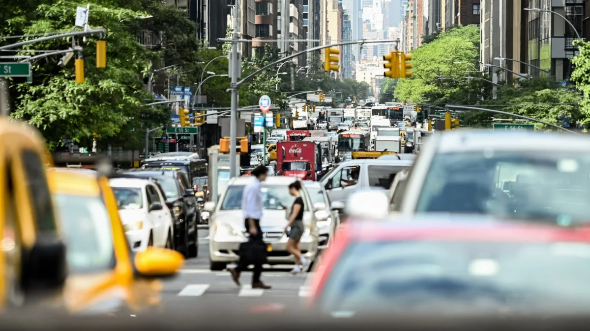 Nova York implementa pedágio urbano em Manhattan para combater congestionamento e poluição