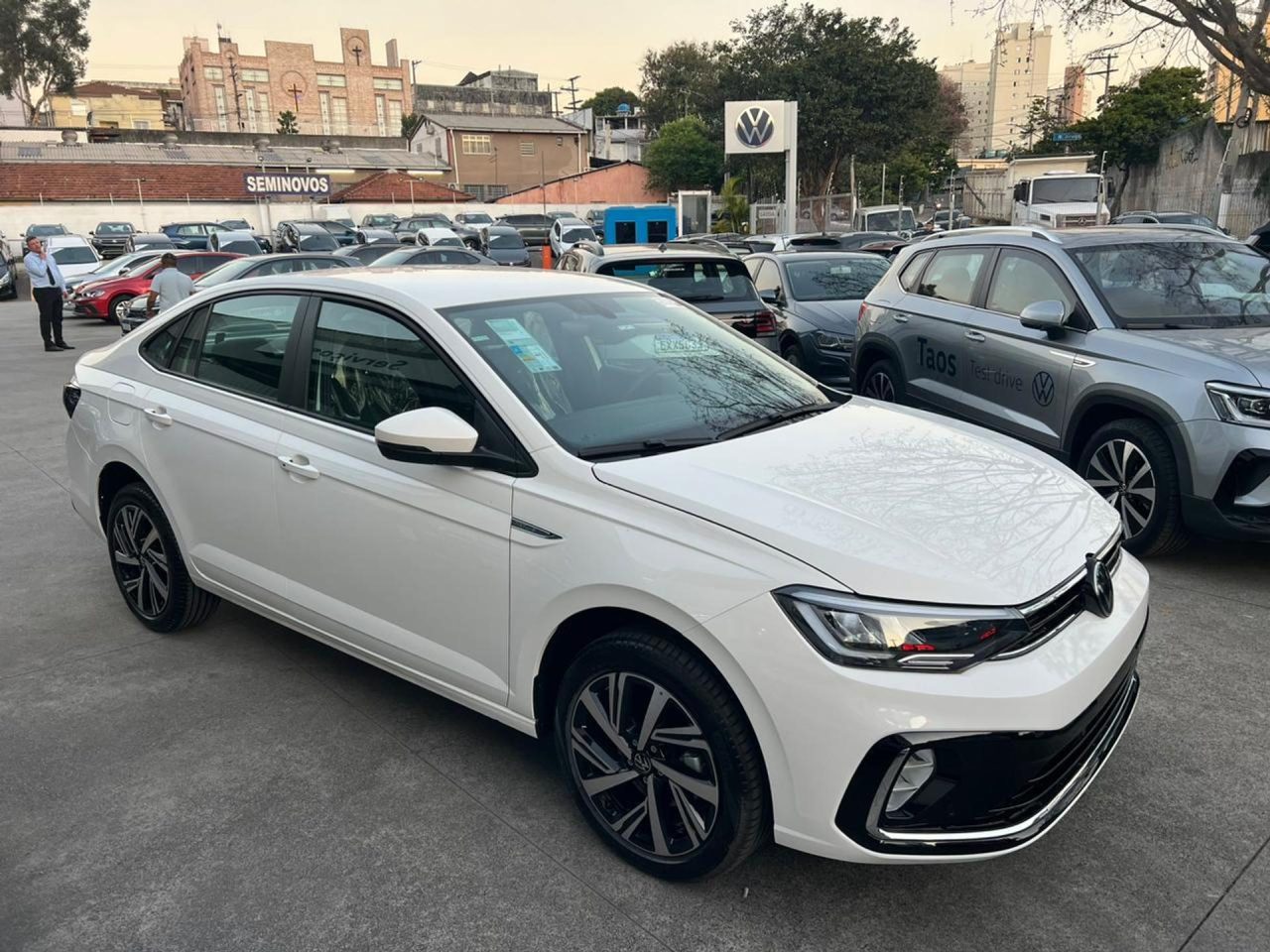 Volkswagen atualiza o preço do Virtus Highline com desconto de R$ 26.910 em janeiro