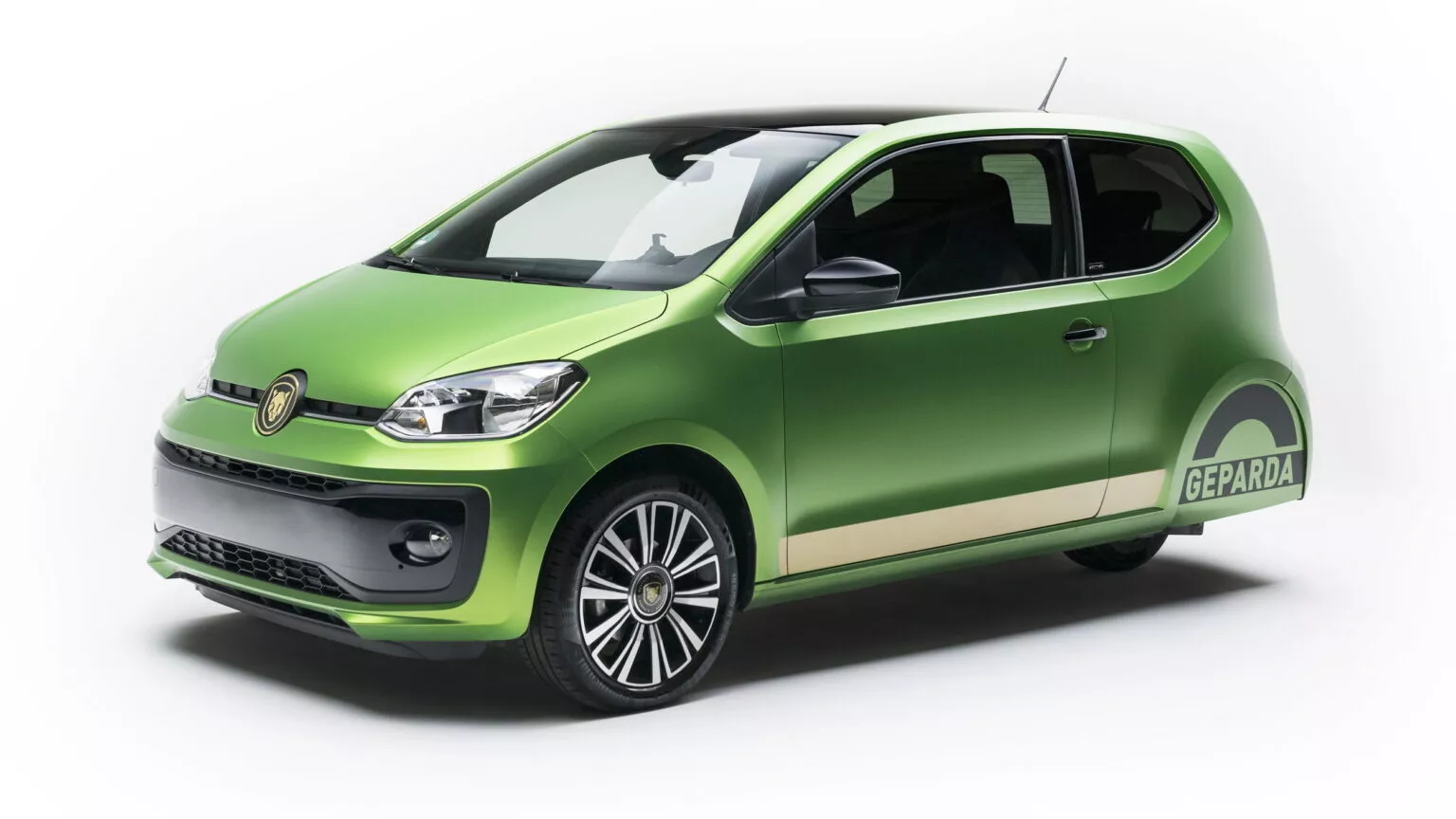 Triciclo derivado do VW Up! chega à Europa e pode ser conduzido por jovens de 16 anos