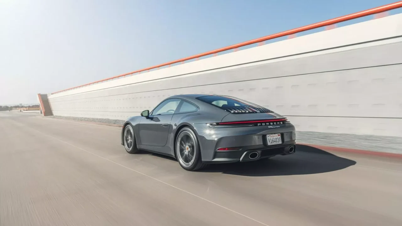 Porsche convoca recall para modelos 911 2023 e 2025 por falhas em faróis e cintos de segurança