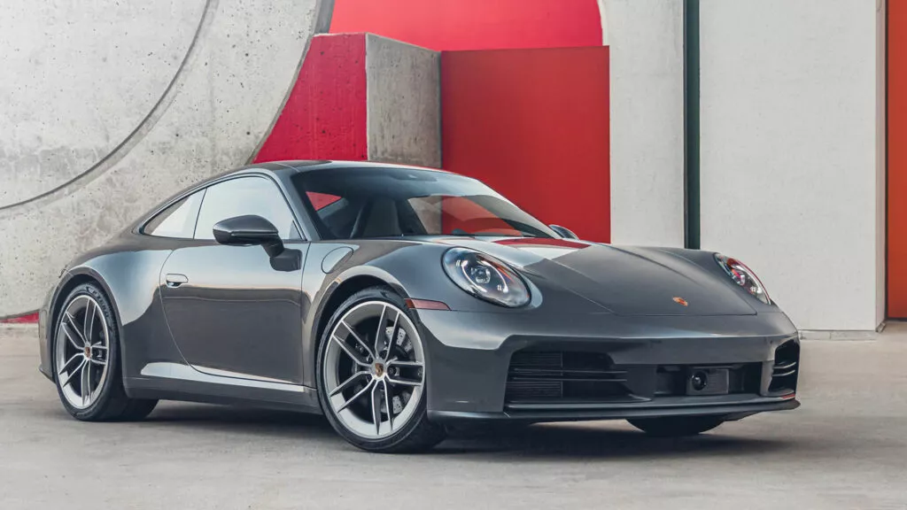 Porsche convoca recall para modelos 911 2023 e 2025 por falhas em faróis e cintos de segurança