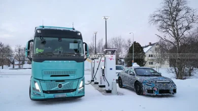 Ferrari é flagrada testando seu primeiro veículo elétrico em estação de carregamento